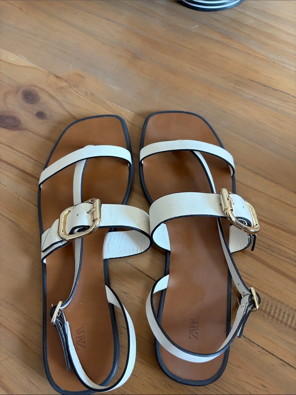 ZARA White Leather Buckle Strap Flat Sandals - Picture 3 of 6